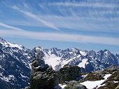 23 Ometto ancora innevato, magiche Alpi e cielo striato